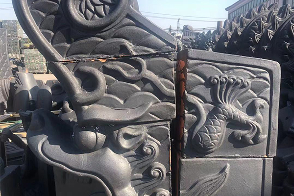 宜兴市荣珂陶瓷是一家仿古筒瓦,寺庙筒瓦,园林古建瓦,寺庙瓦琉璃瓦,陶瓷彩瓦,西班牙瓦,s瓦,平板瓦,双筒瓦,石板瓦,劈开砖等产品的经销批发的基地,品种齐全,价格合理。咨询服务热线:李经理：13196506999