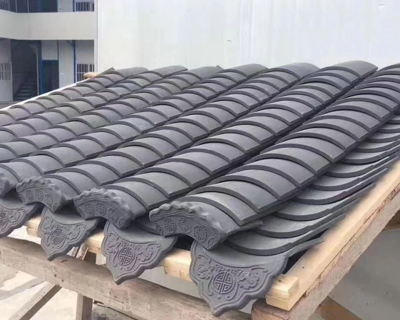 宜兴市荣珂陶瓷是一家仿古筒瓦,寺庙筒瓦,园林古建瓦,寺庙瓦琉璃瓦,陶瓷彩瓦,西班牙瓦,s瓦,平板瓦,双筒瓦,石板瓦,劈开砖等产品的经销批发的基地,品种齐全,价格合理。咨询服务热线:李经理：13196506999