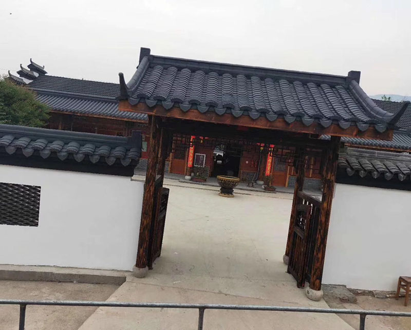 宜兴市荣珂陶瓷是一家仿古筒瓦,寺庙筒瓦,园林古建瓦,寺庙瓦琉璃瓦,陶瓷彩瓦,西班牙瓦,s瓦,平板瓦,双筒瓦,石板瓦,劈开砖等产品的经销批发的基地,品种齐全,价格合理。咨询服务热线:李经理：13196506999