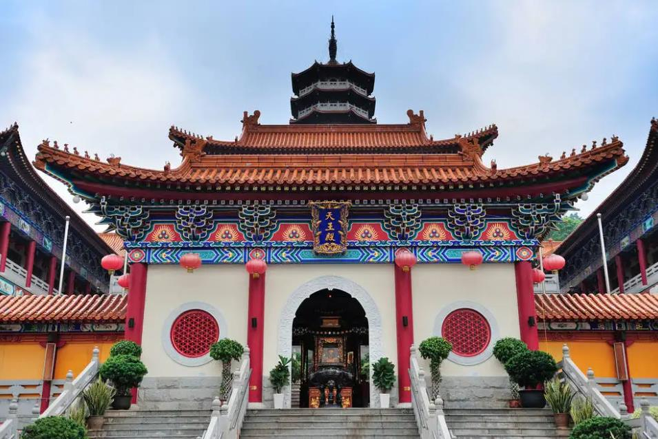 宜兴市荣珂陶瓷是一家仿古筒瓦,寺庙筒瓦,园林古建瓦,寺庙瓦琉璃瓦,陶瓷彩瓦,西班牙瓦,s瓦,平板瓦,双筒瓦,石板瓦,劈开砖等产品的经销批发的基地,品种齐全,价格合理。咨询服务热线:李经理：13196506999